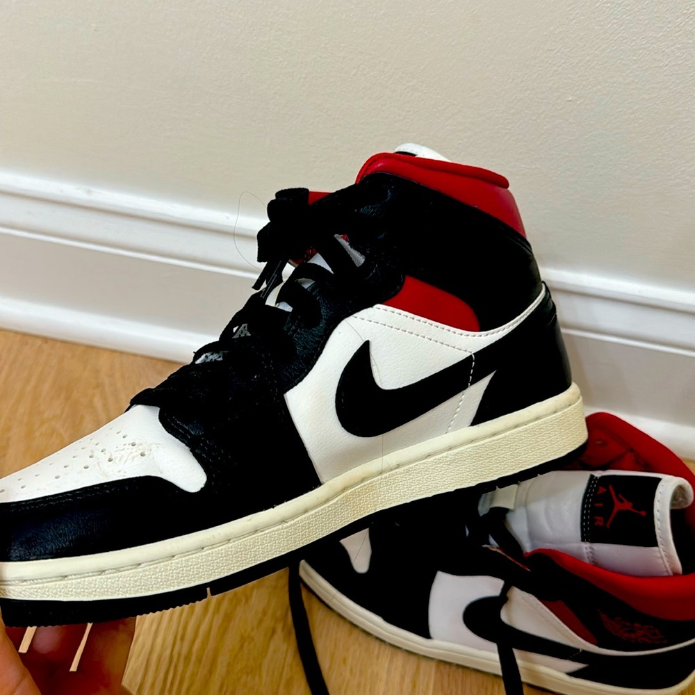 There a size 8 Jorden I worn them once. I’m ready to part with them😊